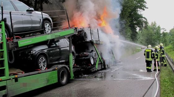 Négy új BMW égett ki egy tréleren, 200 ezer euró a kár - fotó