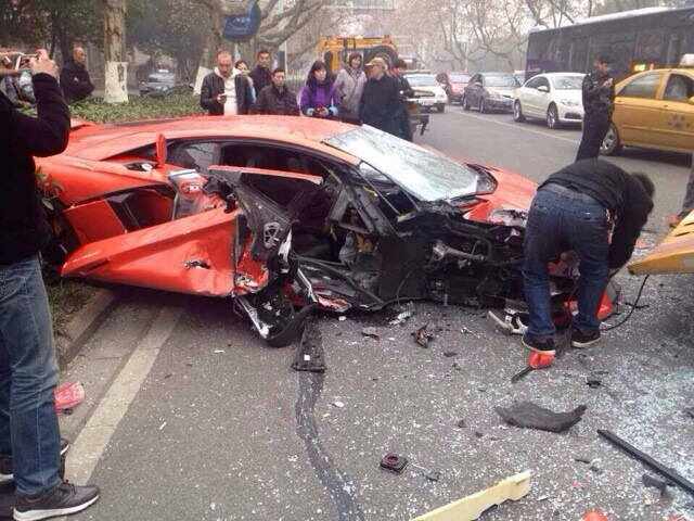 Így tört össze a busszal ütköző Lamborghini Aventador – fotók