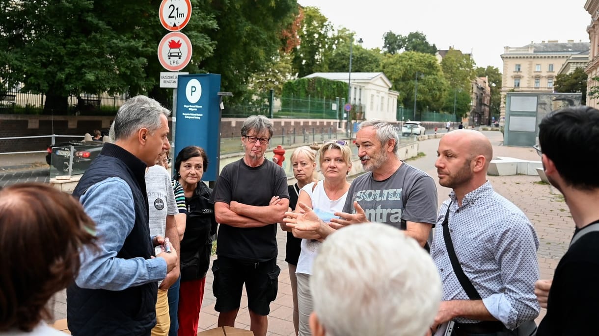 Lázár János húzott egy váratlant, és leült kávézni a Magyar Rádió épületének lebontása ellen tüntetőkkel