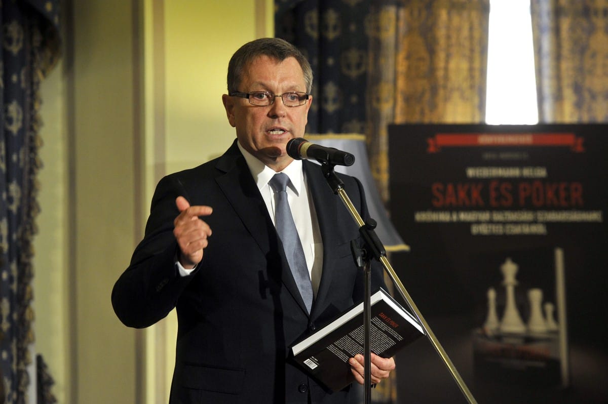 Matolcsy üzent, de nem azoknak, akik az alapítványi pénzszórás miatt aggódnak