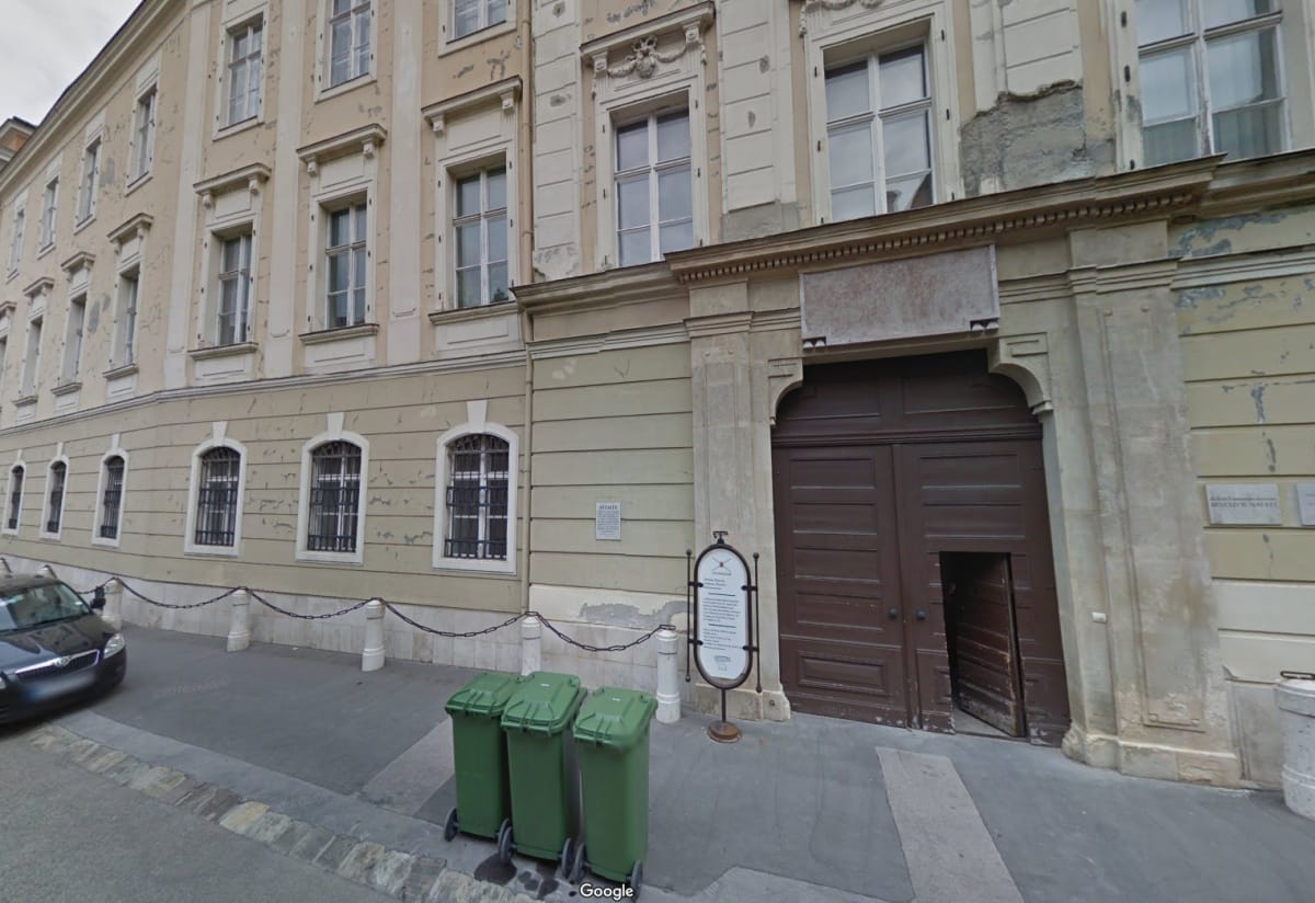 Fillérekért bérel lakásokat a Várban Garancsi cége
