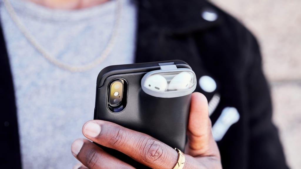 Ez az iPhone-tok menet közben tartja és tölti a telefont és az AirPods fülhallgatókat