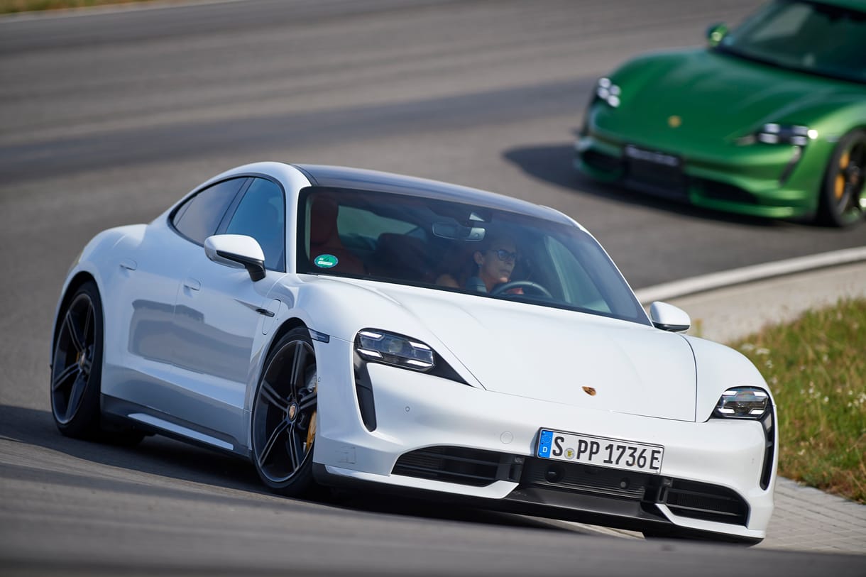Porschéval lopták a cigarettát a dohányboltból a szemétszállítók