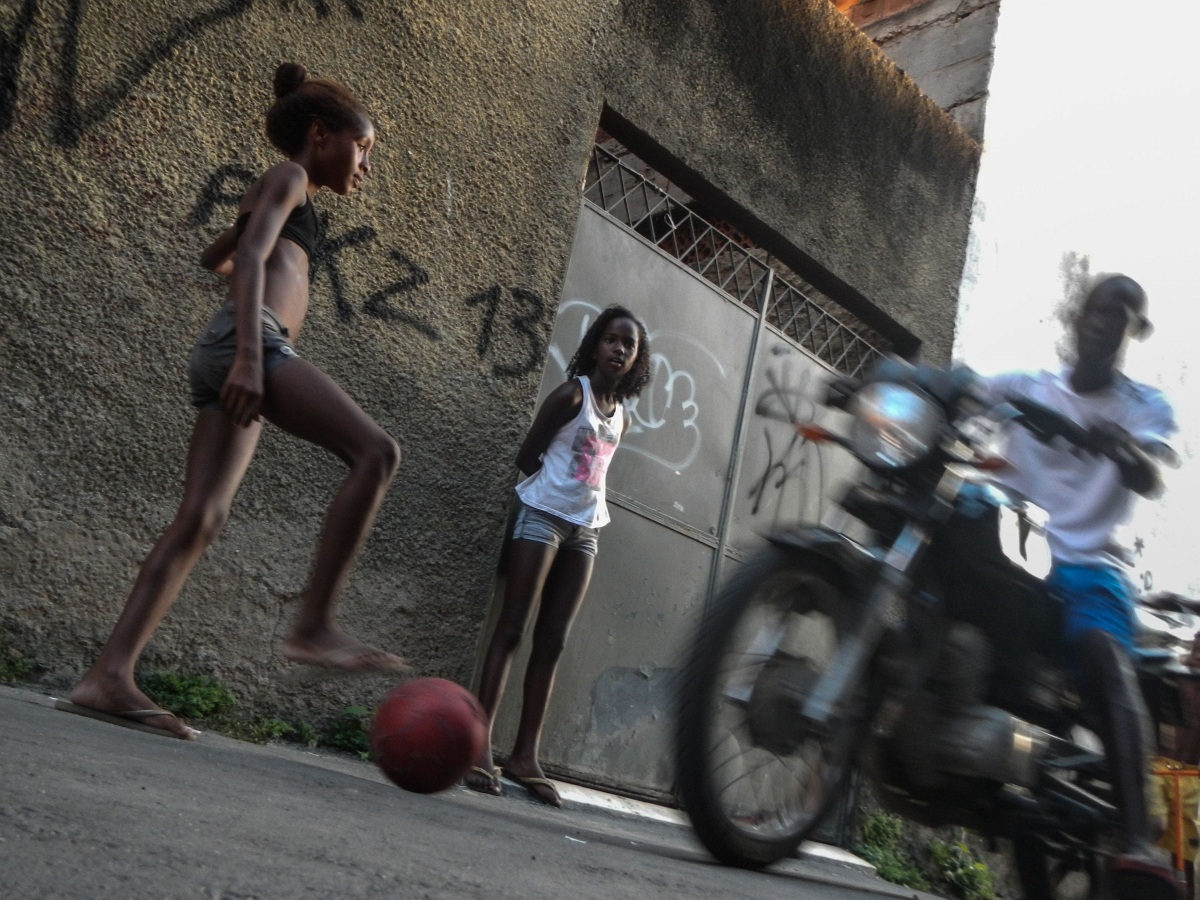 Magukat és a focit fotózták a brazil nyomornegyedben lakó gyerekek – Nagyítás-fotógaléria