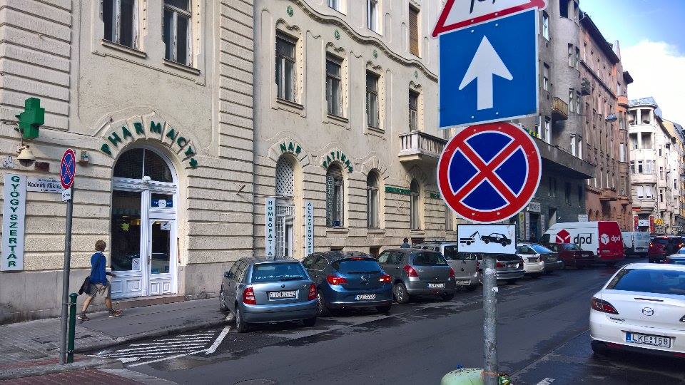 Hirtelen tilos lett parkolni több utcában
