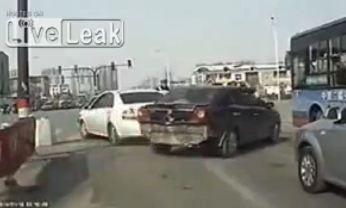 Ilyen egy igazán elszánt közlekedési rendőr - videó