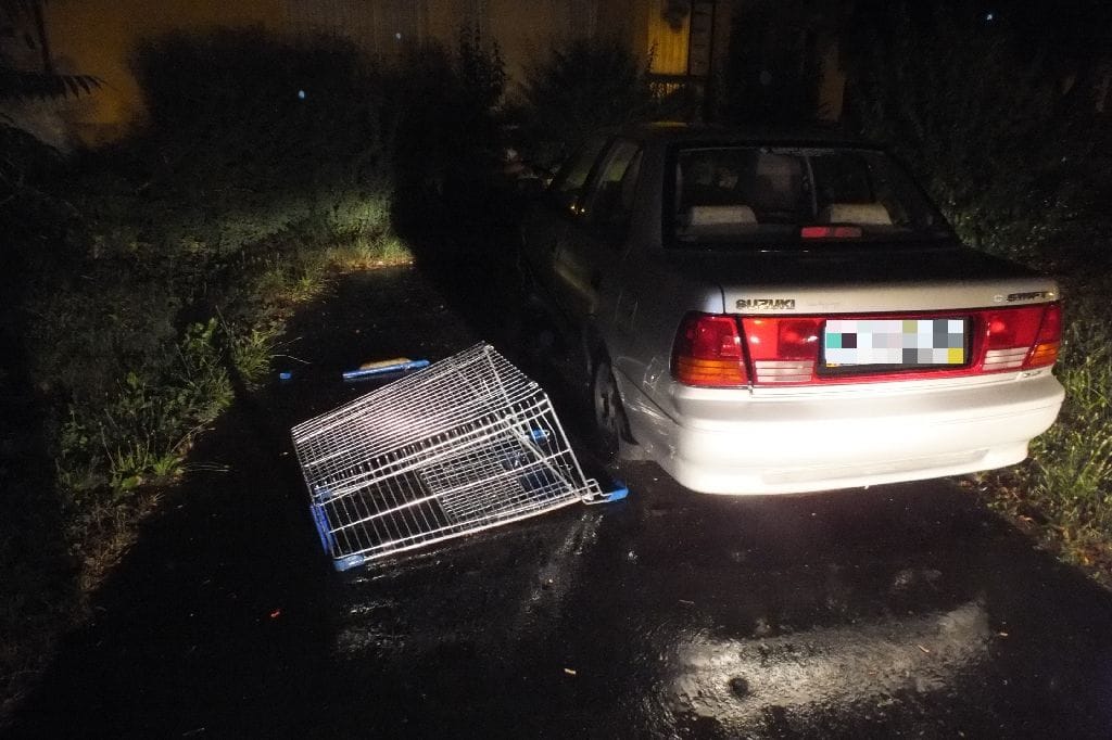 Gurulós bevásárlókocsit hajítottak ki a harmadikról Szegeden – fotó