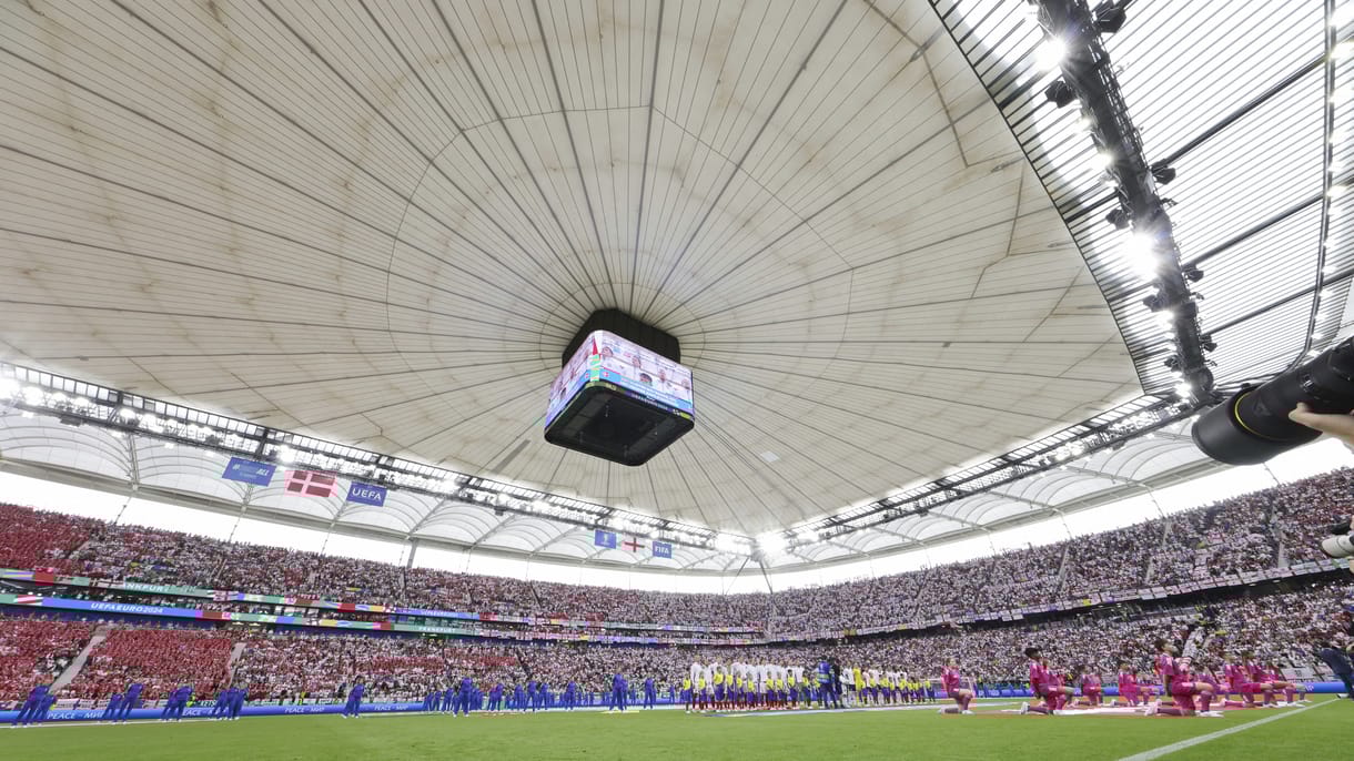 Megvertek egy szurkolót a biztonságiak a frankfurti stadionban - videó