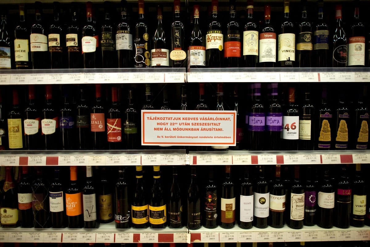 Nem adhatnak el alkoholt éjszaka a pécsi boltok