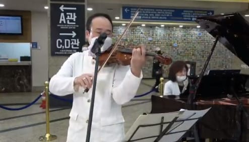 Hegedűkoncertet adtak a betegeknek egy dél-koreai kórházban