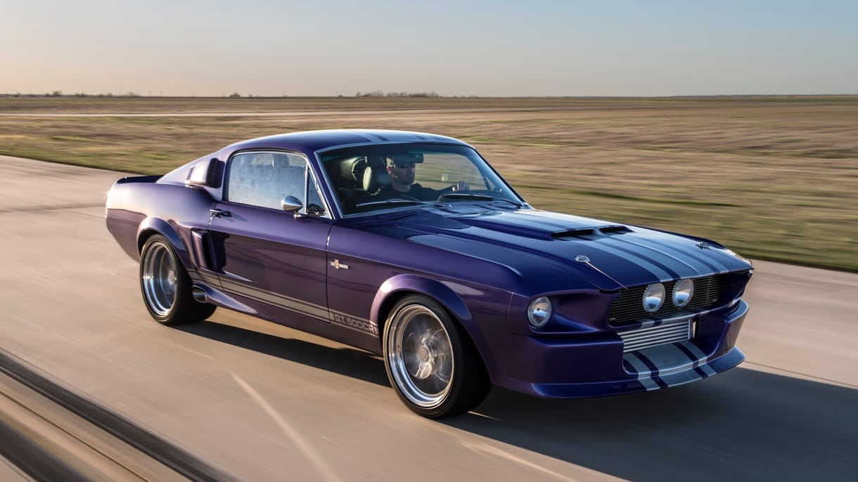 770 lóerős új motorral lett igazán éles ez az 50 éves Mustang Shelby