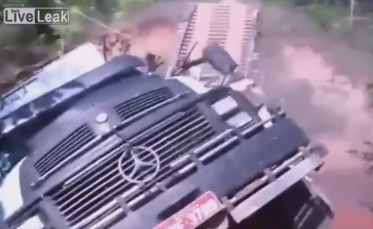 Miért nem szabad kamionnal egy rozoga hídra hajtani? Hát ezért - videó
