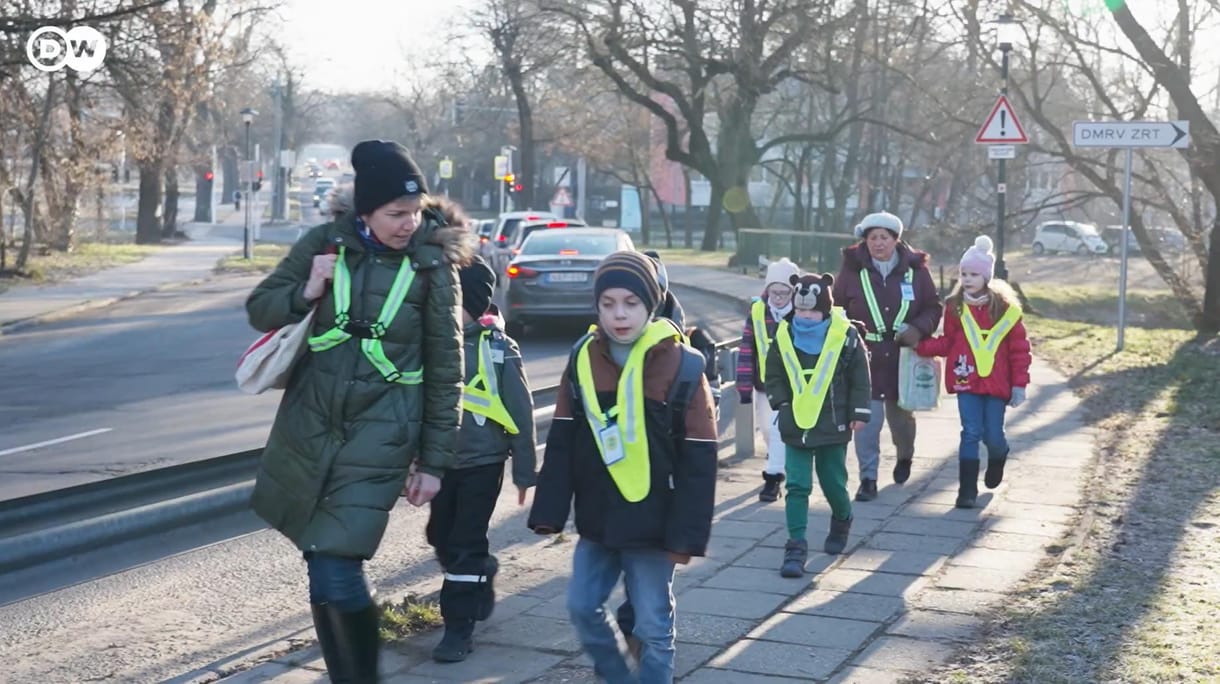 Pedibusszal mennek iskolába a gyerekek Gödöllőn