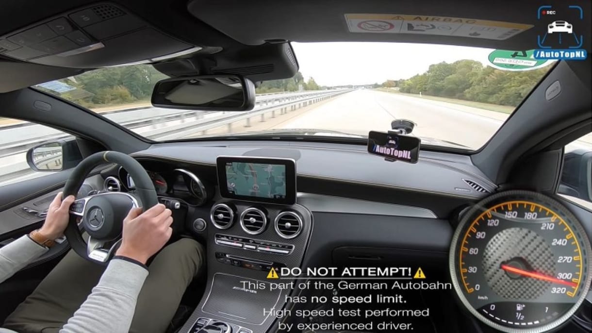 950 lóerős szabadidőautók még az Autobahnon is tiszteletet parancsolnak - videó