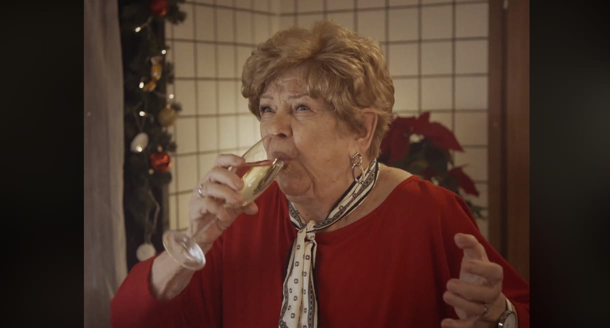 Janka nénit pohárral a kezében vetik be a mentők az ünnepekre