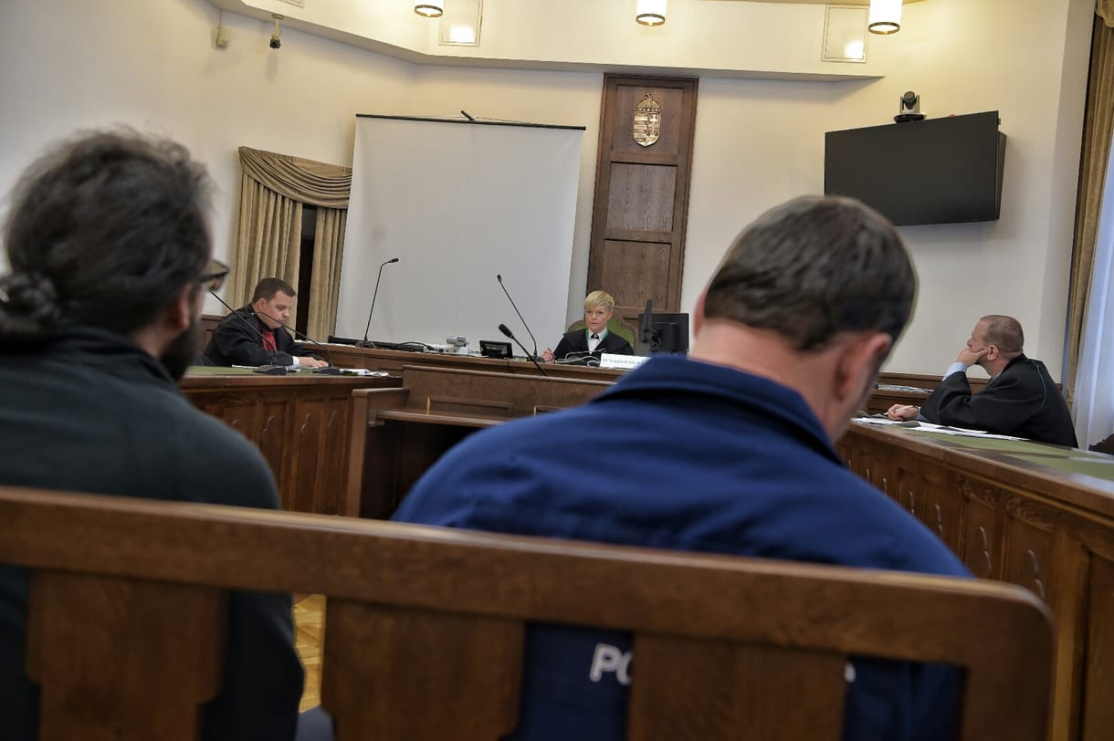 312 óra közmunkát kapott a Kossuth téri zászlórudat lefújó férfi