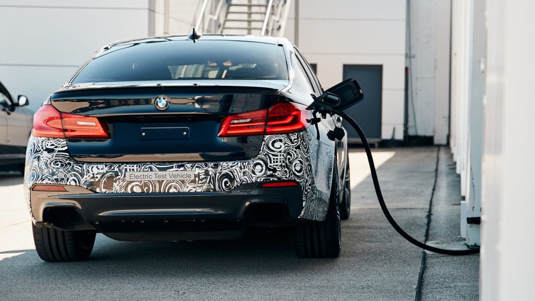 Ez az új 5-ös BMW egy kicsit más: 710 lóerős elektromos változatot tesztel a gyár