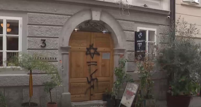 Horogkeresztet festettek a zsidó kulturális központra Ljubljanában