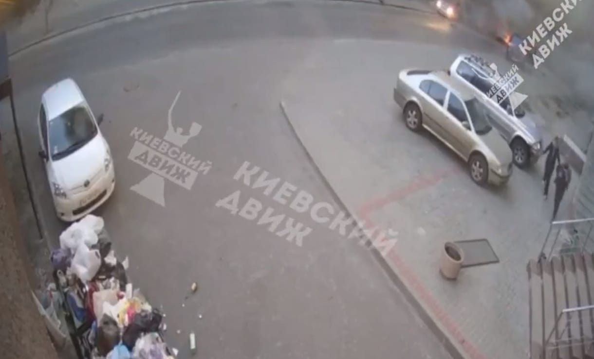 Videón a kijevi rakétacsapások és a menekülők - ezt egy autós sem szeretné átélni