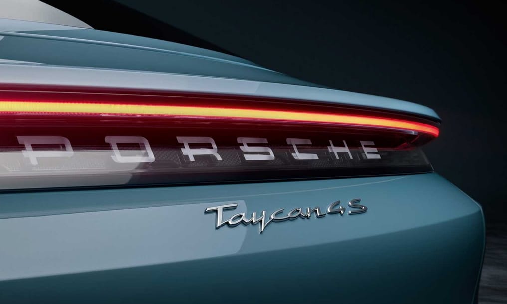 A Porsche elismerte, hogy egy vadonatúj elektromos Taycan robbant fel egy garázsban