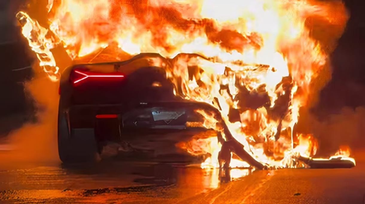 Autópályán égett porrá egy 200 millió forintos Lamborghini Revuelto