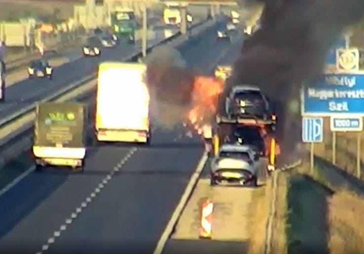 Az autószállító defektje miatt gyulladhattak ki a tréleren lévő kocsik az M86-oson – videó 