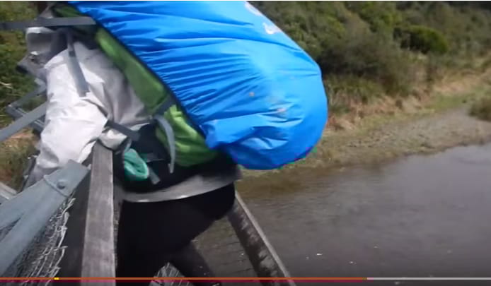 Rémisztő videón fordul ki a függőhíd a gyanútlan kirándulók alól