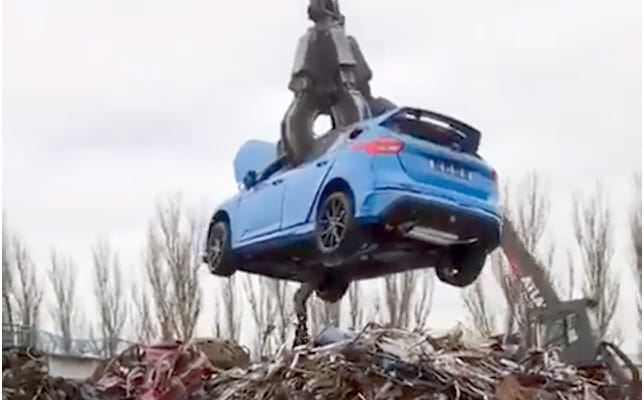 Videó: Vajon, miért kell roncstelepen porrá zúzni egy vadonatúj 350 lovas Focus RS-t?
