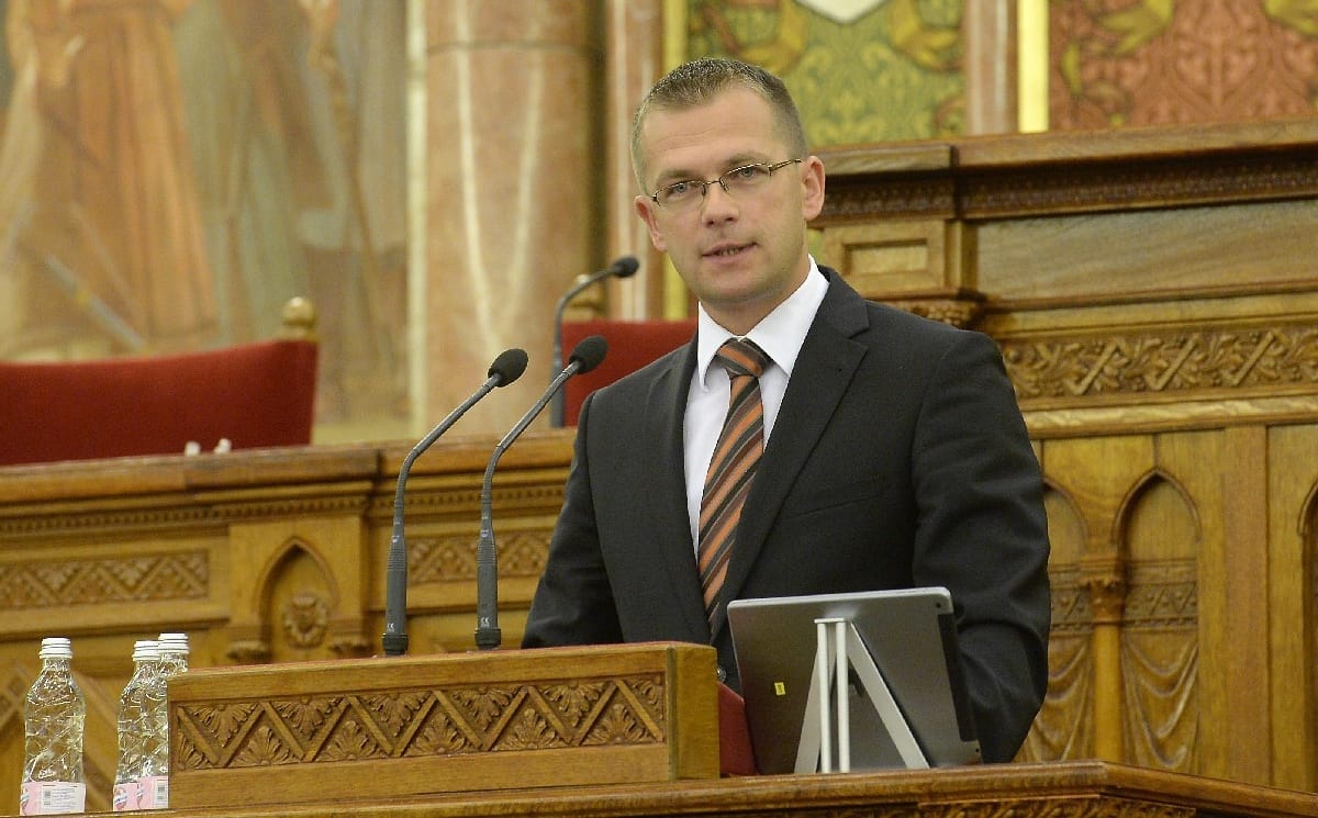 Orbánnál is többet keres az álláshalmozó helyettes államtitkár
