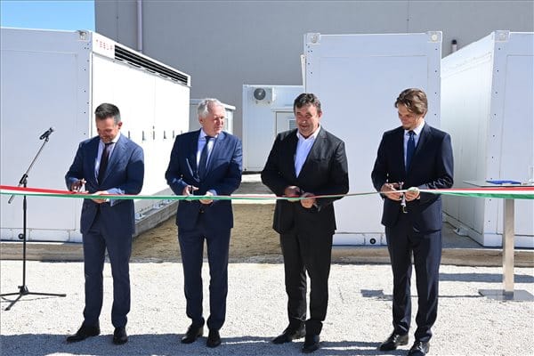 Tesla-tárolók álltak üzembe Százhalombattán, ez lehet a megoldás sok napelemes áramtermelőnek