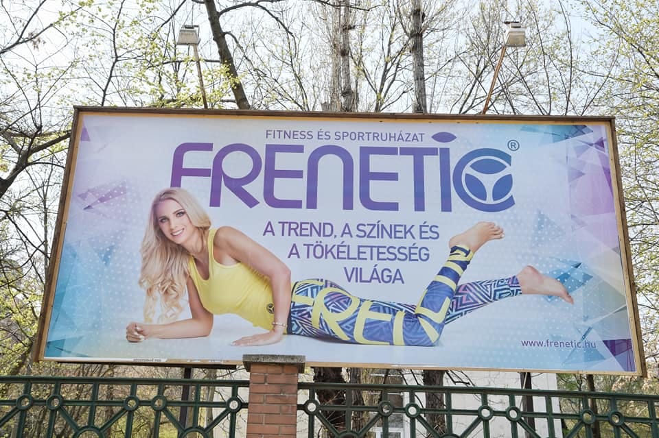 Ez a hír az ünnepek alatti kereskedelmi forgalomról szól, de mi Rogán Cecíliával illusztráljuk, mert csak