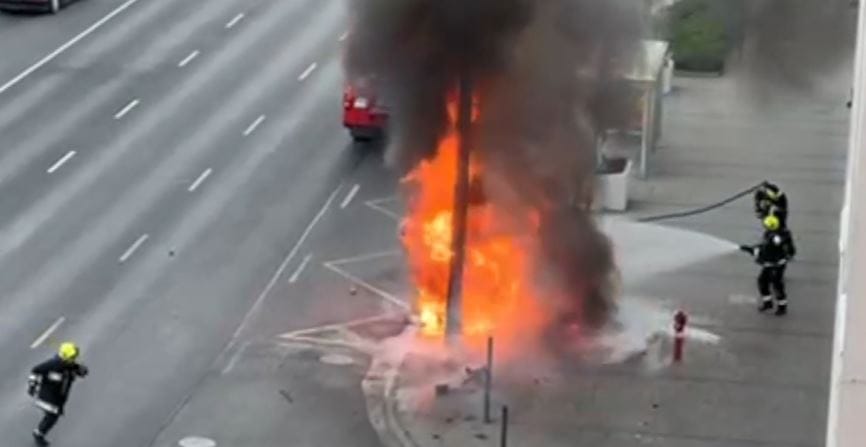 Hatalmas lángokkal égett egy kocsi a Váci úton, miután villanyoszlopnak hajtott – videó