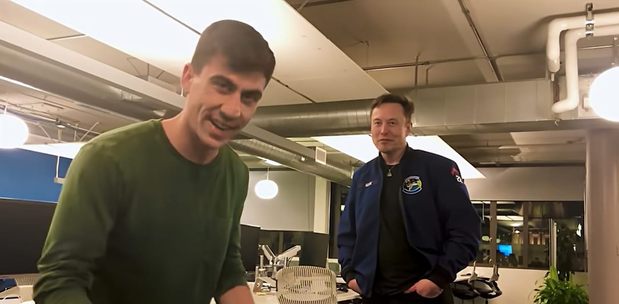 Bejutott az Európai Parlamentbe egy 24 éves youtuber is, akinek eddigi legnagyobb húzása az volt, hogy Elon Musk megölelte őt