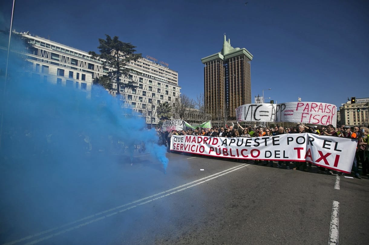 Fotók: Kicsit durvább lett a spanyol taxisok tüntetése az Uber ellen, mint a magyaroké