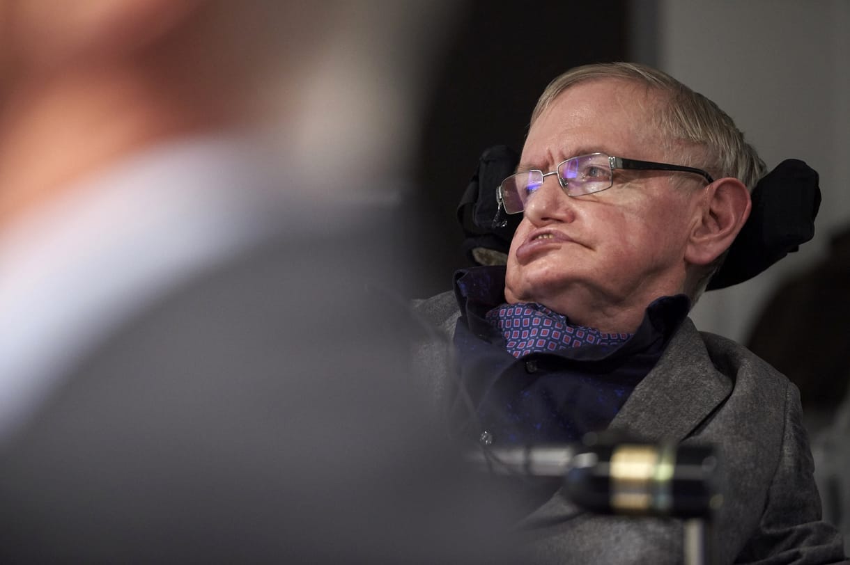 Stephen Hawking bemondta: 100 éve van hátra az emberiségnek (a Földön)