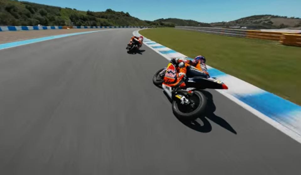 Max Verstappen után most versenymotorosokat üldöztek a világ leggyorsabb drónjával – videó