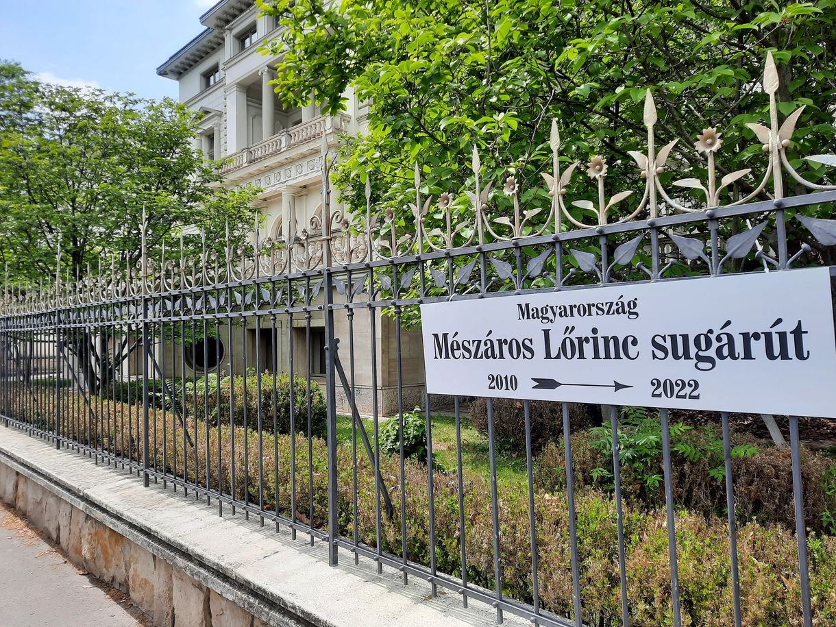 Mészáros Lőrinc sugárút: gúnyos utcanévtábla jelent meg az Andrássy úton