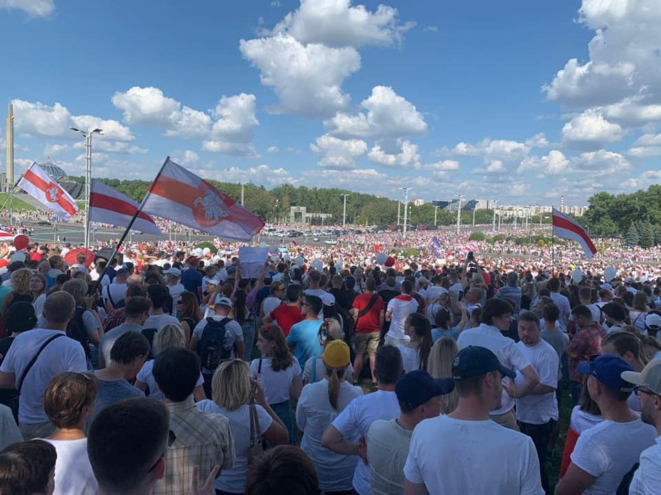 Tüntetők indultak Minszk központja felé, az elnöki rezidenciához, a rendőrök közbeavatkoztak
