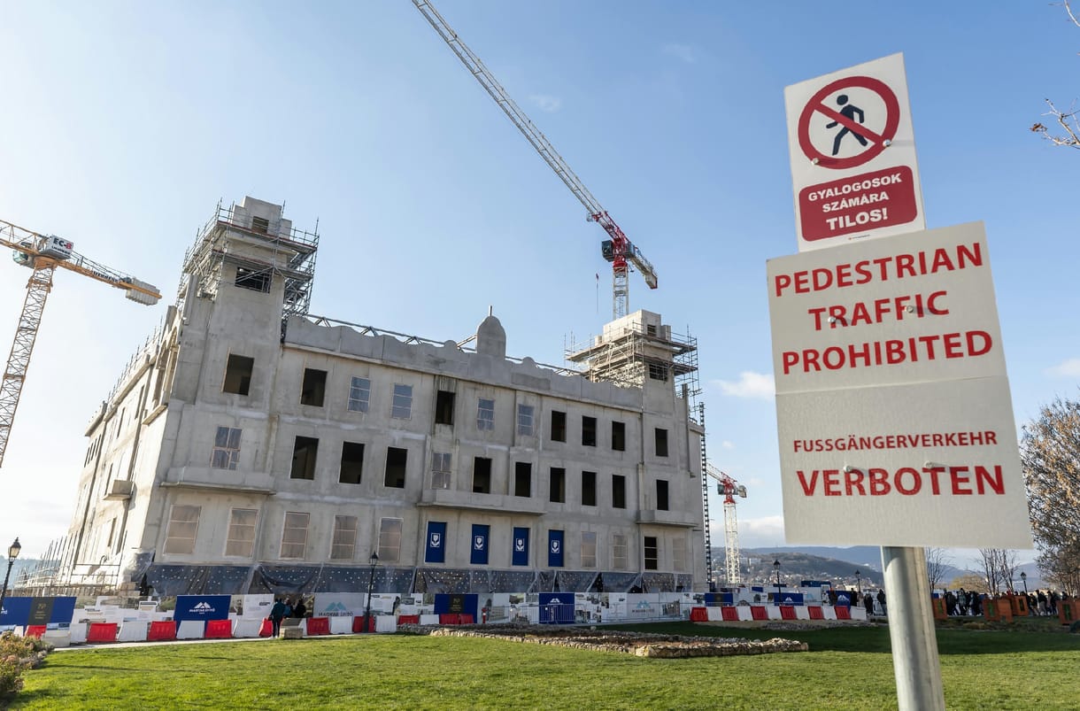 Most kap észbe a kormány, hogy valamit kezdenie kell a budai Vár felújított vagy újraépített palotáival