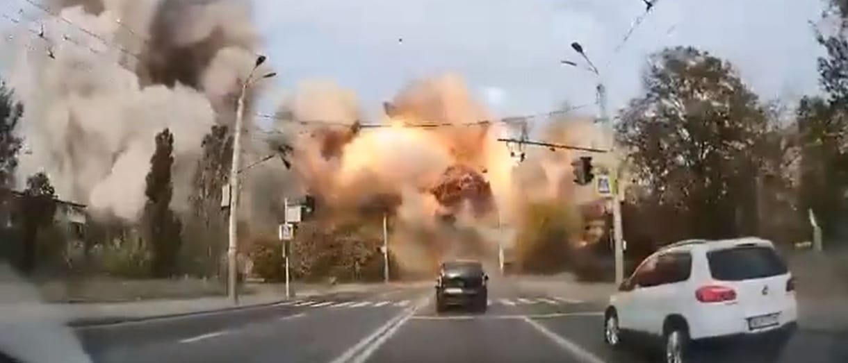 Videón, ahogy orosz rakétatámadás éri Dnyiprót