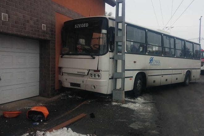 Háznak rohant egy helyközi busz Szegeden – fotó
