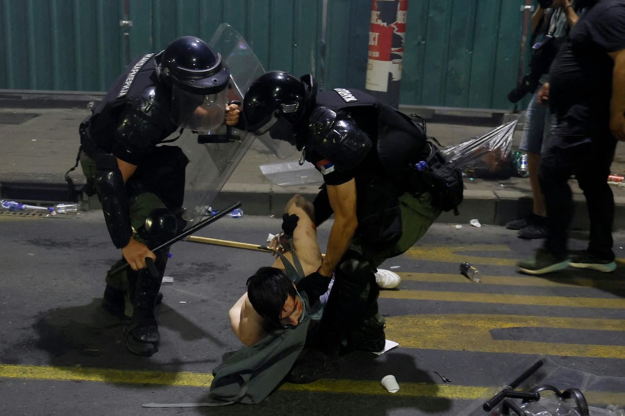 A szerb elnök Putyint idéz, és már terrorista huligánoknak nevezi a tüntetőket