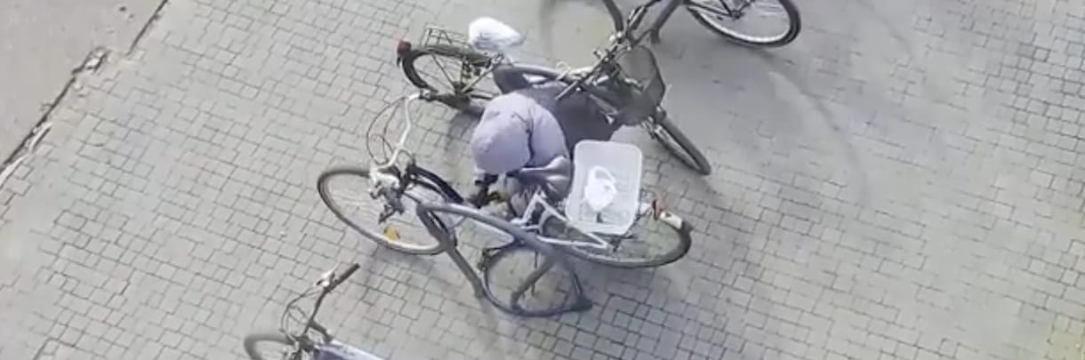 Térfigyelő kamera rögzítette, ahogy egy férfi baltával lopott biciklit