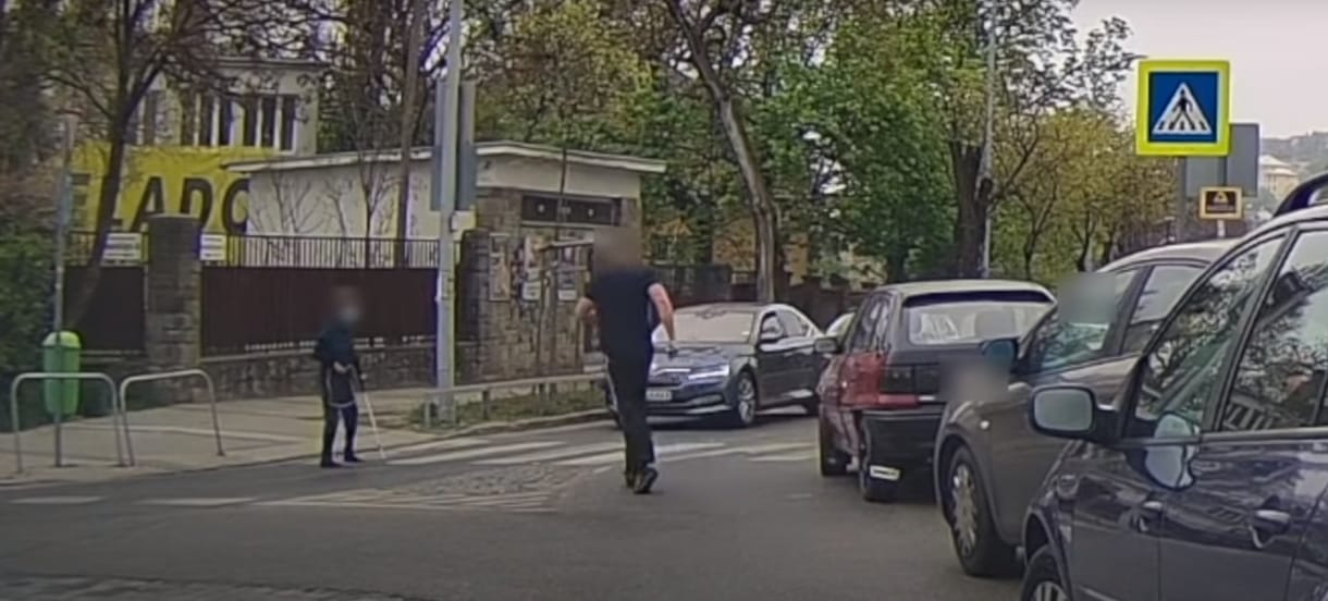 Ennek a budapesti autósnak helyén volt a szíve és az esze is - videó