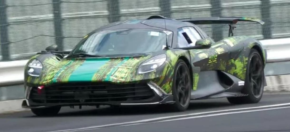 Az Aston Martin F1-es technikájú utcai autóját a Nürburgringen is meghajtották – videó