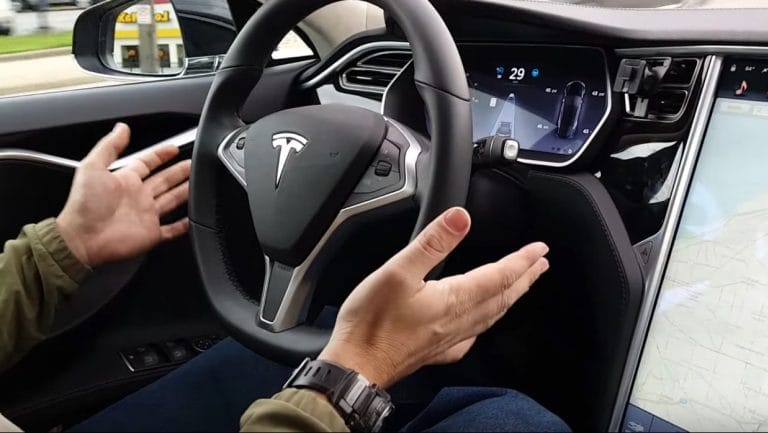 Egy youtuber a saját gyerekén tesztelte a Tesla önvezető módját
