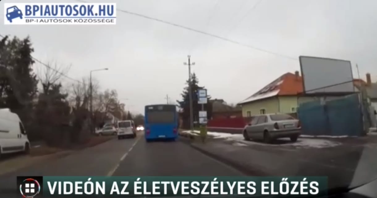 A megállóban lévő buszt próbáltak zebrán előzni, centiken múlt a baleset - videó