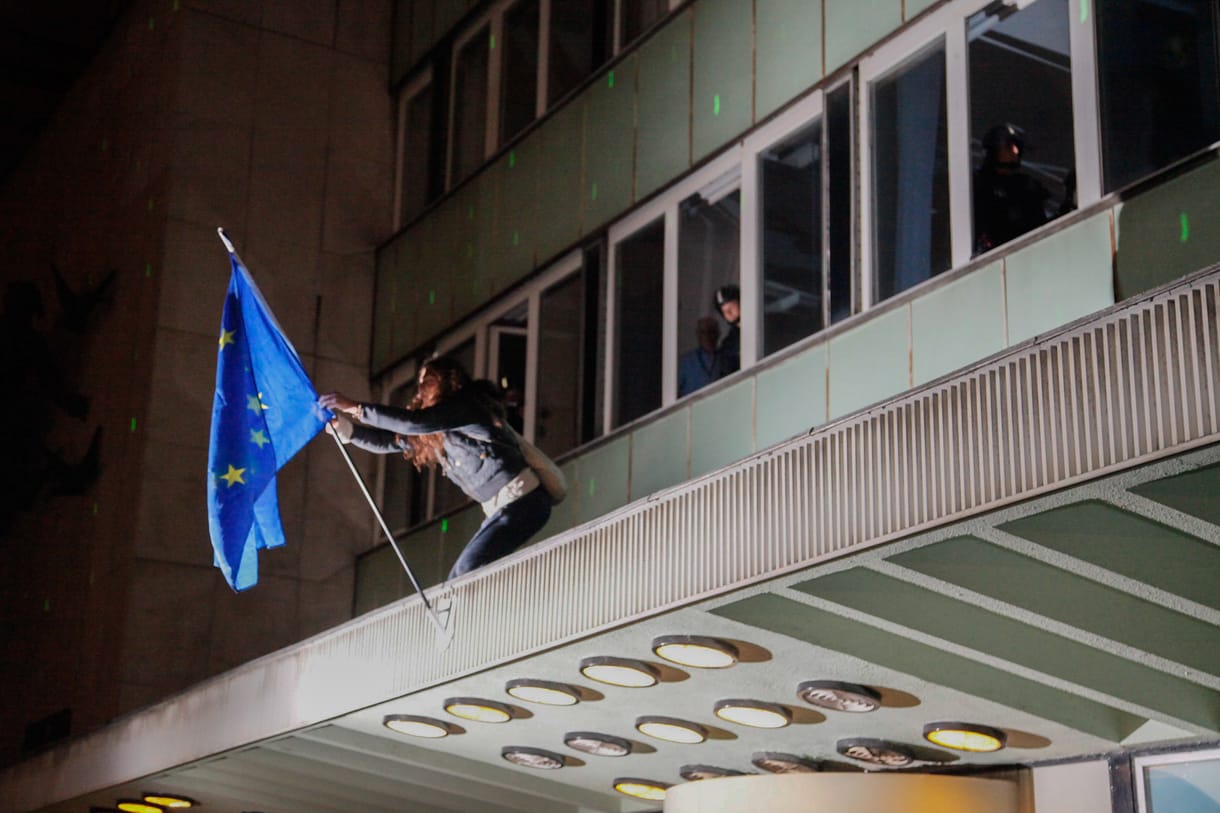 Így tűzték ki az EU-zászlót a rádió épületére - videó