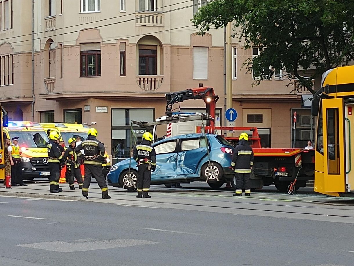 Összeütközött egy autó a villamossal a Margit körúton