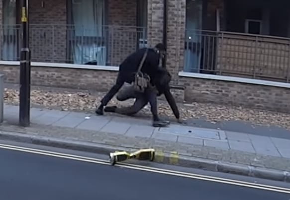 Meghiúsított rablást vett fel egy magyar motoros Angliában – videó